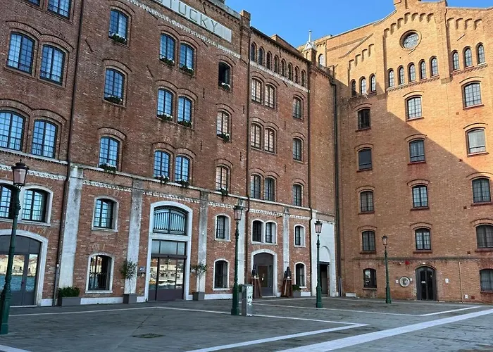 Molino Stucky Chimera - Canal View